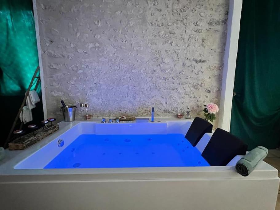 Suite Romance - Jacuzzi Moret sur Loing Bagian luar foto