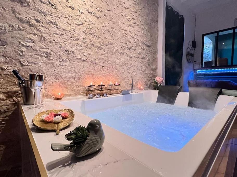 Suite Romance - Jacuzzi Moret sur Loing Bagian luar foto