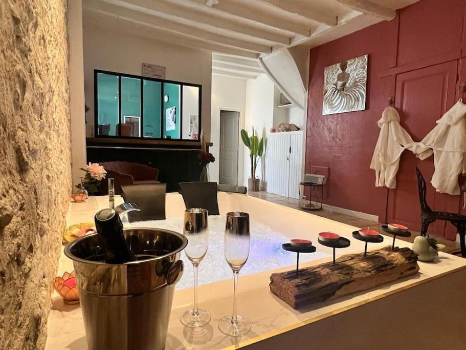 Suite Romance - Jacuzzi Moret sur Loing Bagian luar foto