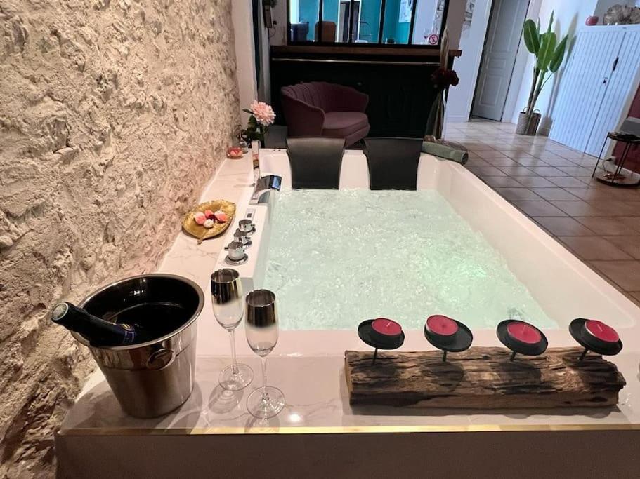 Suite Romance - Jacuzzi Moret sur Loing Bagian luar foto
