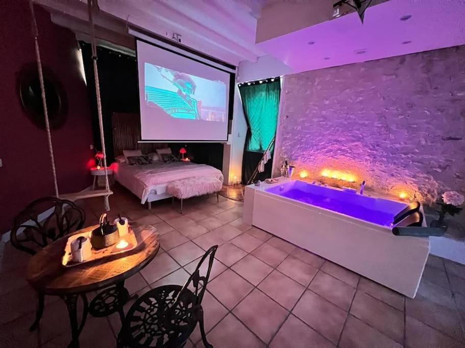 Suite Romance - Jacuzzi Moret sur Loing Bagian luar foto