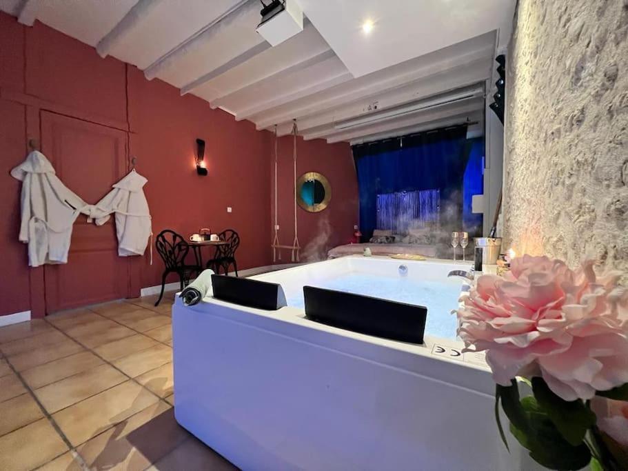Suite Romance - Jacuzzi Moret sur Loing Bagian luar foto
